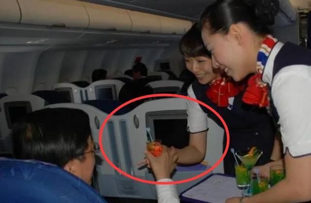 飞机上有4样东西是“免费”的，乘客不要求，空姐是不会主动给的