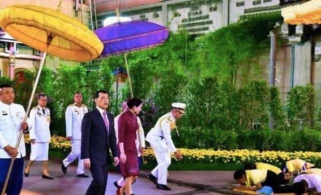 在泰国旅行遇到国王出行，当地人立马跪下，中国人：咱该咋整？