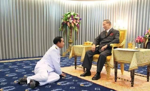 在泰国旅行遇到国王出行，当地人立马跪下，中国人：咱该咋整？