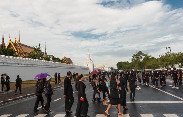 在泰国旅行遇到国王出行，当地人立马跪下，中国人：咱该咋整？