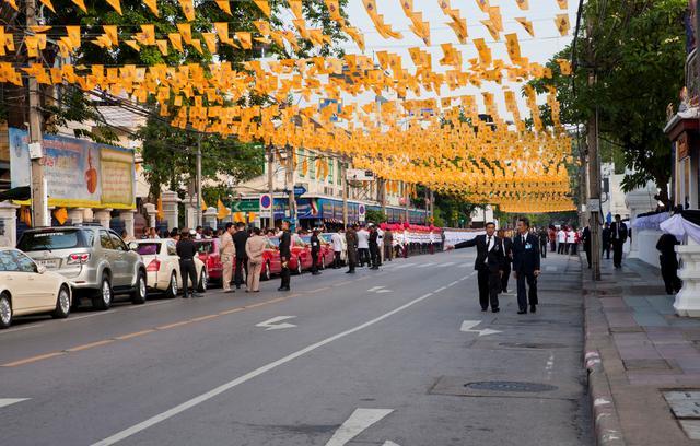 在泰国旅行遇到国王出行，当地人立马跪下，中国人：咱该咋整？