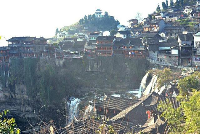 中国“悬在空中”的村庄，已有千年历史，今不少游客慕名而来