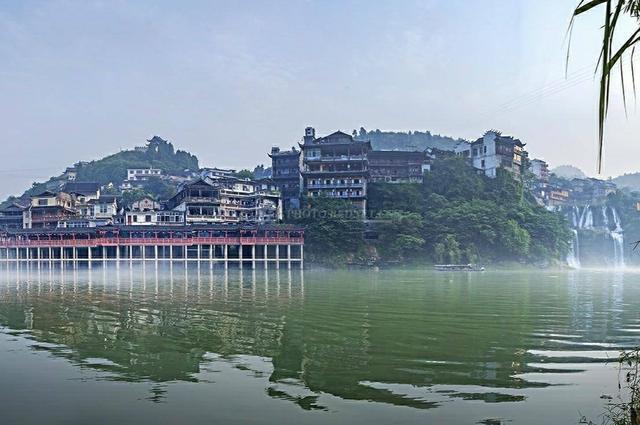 中国“悬在空中”的村庄，已有千年历史，今不少游客慕名而来