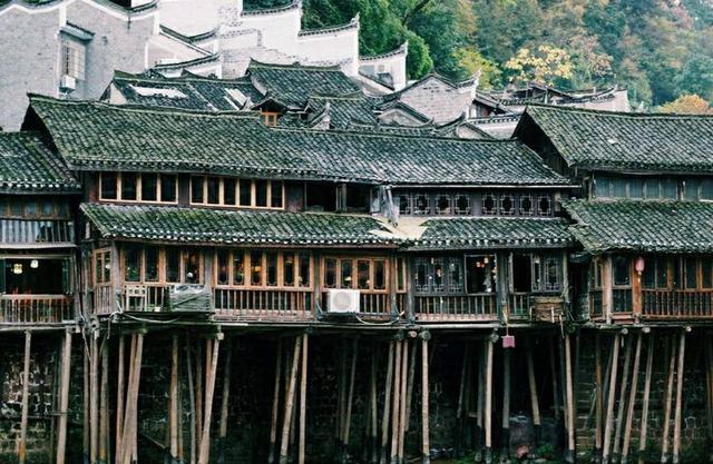 中国“悬在空中”的村庄，已有千年历史，今不少游客慕名而来