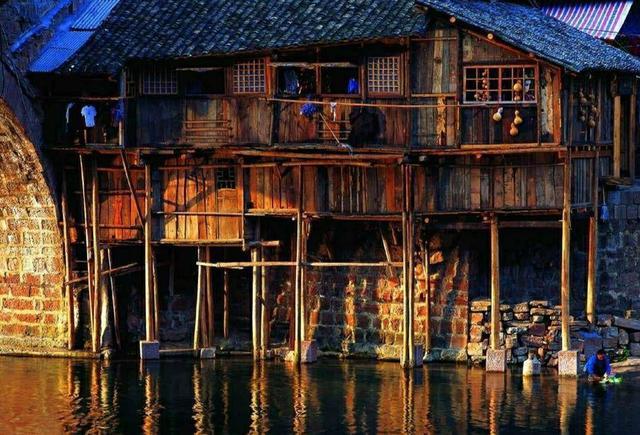 中国“悬在空中”的村庄，已有千年历史，今不少游客慕名而来