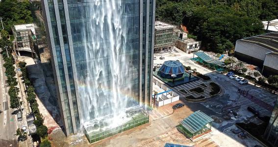 中国最神奇的大楼，竟悬挂了一条108米的瀑布，老外：太壮观了