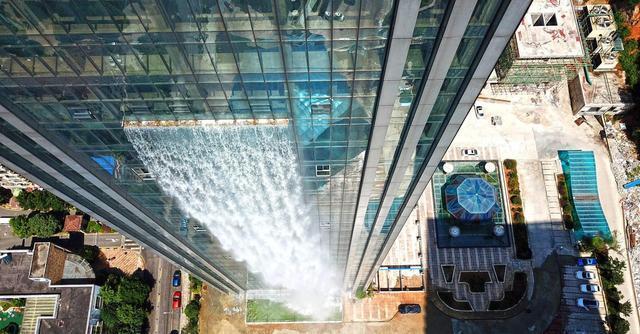 中国最神奇的大楼，竟悬挂了一条108米的瀑布，老外：太壮观了