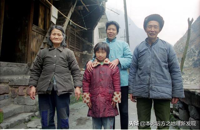 十八里长峡边的古盐道源头，湖北竹溪与重庆巫溪