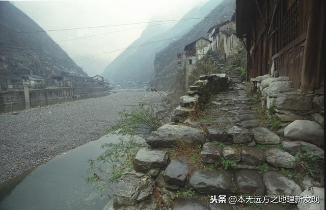 十八里长峡边的古盐道源头，湖北竹溪与重庆巫溪