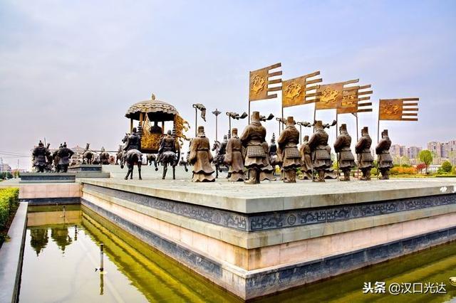 枣阳中国汉城：还没进门 广场上青铜雕塑群就气势逼人 令人震撼