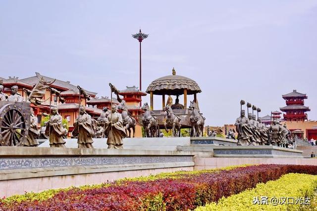 枣阳中国汉城：还没进门 广场上青铜雕塑群就气势逼人 令人震撼