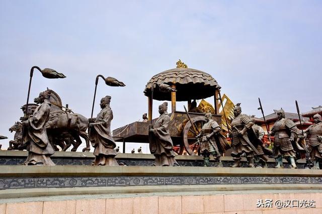 枣阳中国汉城：还没进门 广场上青铜雕塑群就气势逼人 令人震撼