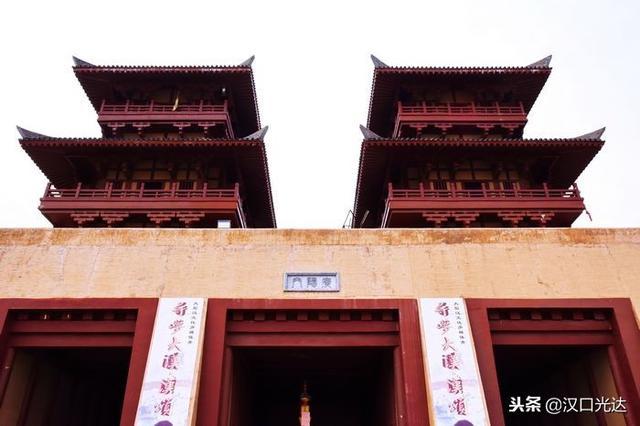 枣阳中国汉城：还没进门 广场上青铜雕塑群就气势逼人 令人震撼