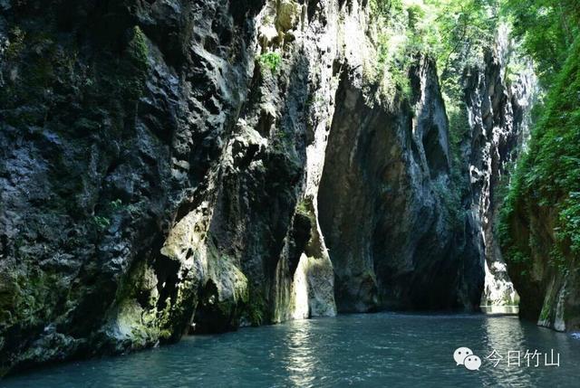 老外到竹山武陵峡玩疯了，看着就很凉快