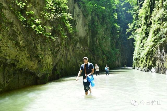 老外到竹山武陵峡玩疯了，看着就很凉快