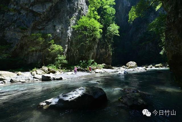老外到竹山武陵峡玩疯了，看着就很凉快