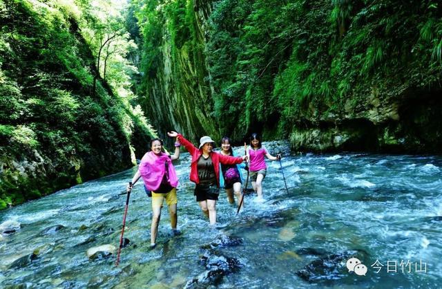 老外到竹山武陵峡玩疯了，看着就很凉快