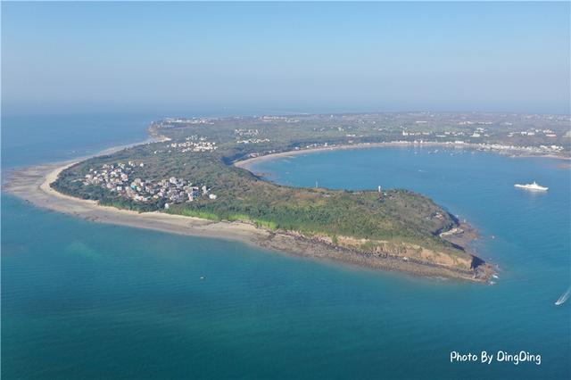 一个很小很小的岛屿，是中国最大也是最年轻的火山岛涠洲岛