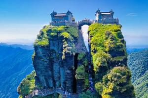 【梵天净土】5A梵净山+5A武隆天生三桥+蚩尤九黎城+5A赤水大瀑布+5A佛光岩+赤水竹海+四洞沟+茅台镇+边城8日游