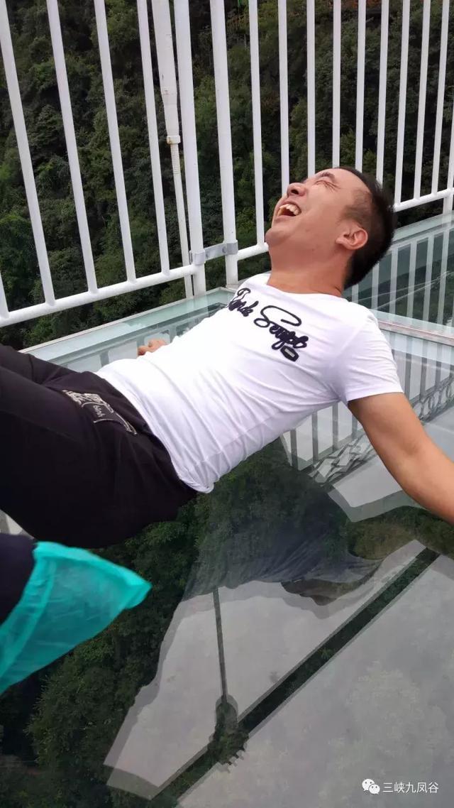 三峡九凤谷130米长玻璃桥等你来挑战！爱我，就抱我过去！哈哈……