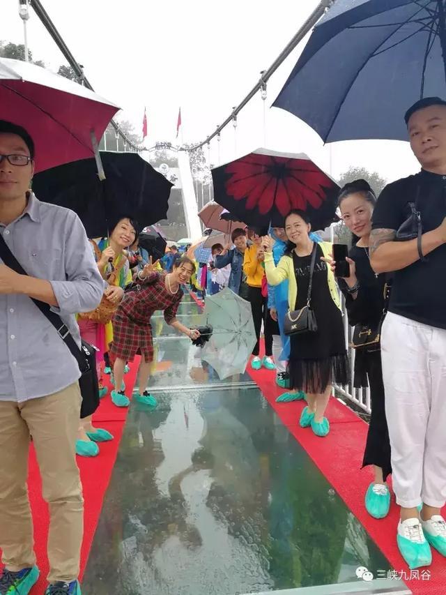 三峡九凤谷130米长玻璃桥等你来挑战！爱我，就抱我过去！哈哈……