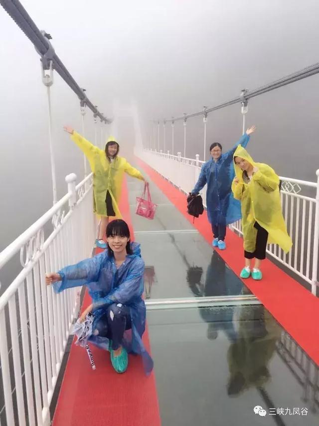 三峡九凤谷130米长玻璃桥等你来挑战！爱我，就抱我过去！哈哈……