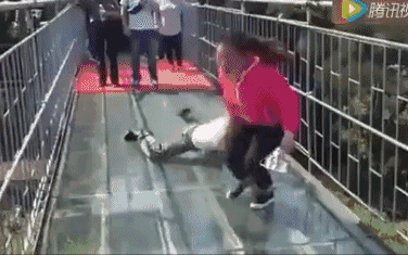 三峡九凤谷130米长玻璃桥等你来挑战！爱我，就抱我过去！哈哈……