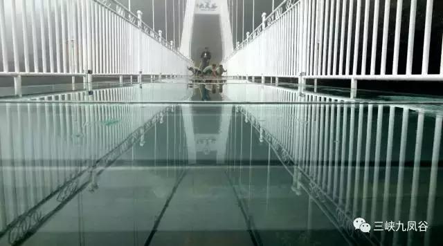 三峡九凤谷130米长玻璃桥等你来挑战！爱我，就抱我过去！哈哈……