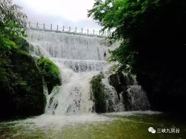 三峡九凤谷130米长玻璃桥等你来挑战！爱我，就抱我过去！哈哈……