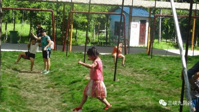 三峡九凤谷130米长玻璃桥等你来挑战！爱我，就抱我过去！哈哈……