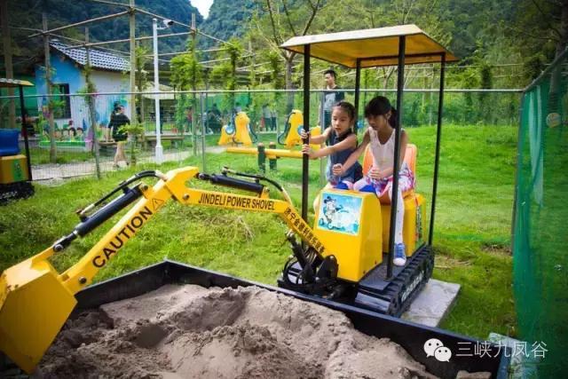 三峡九凤谷130米长玻璃桥等你来挑战！爱我，就抱我过去！哈哈……