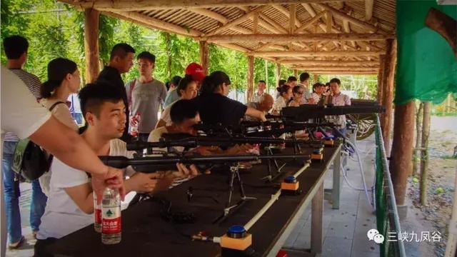 三峡九凤谷130米长玻璃桥等你来挑战！爱我，就抱我过去！哈哈……