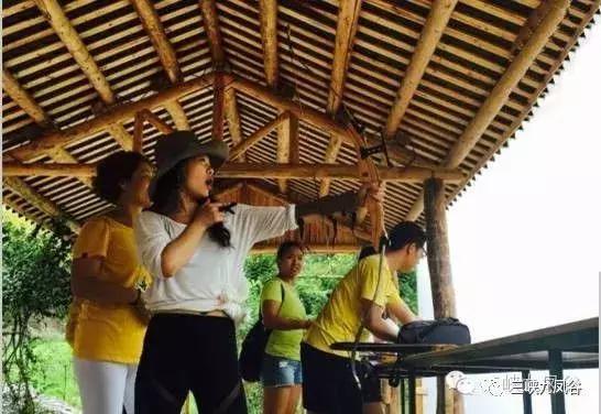 三峡九凤谷130米长玻璃桥等你来挑战！爱我，就抱我过去！哈哈……