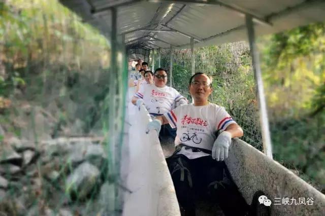 三峡九凤谷130米长玻璃桥等你来挑战！爱我，就抱我过去！哈哈……