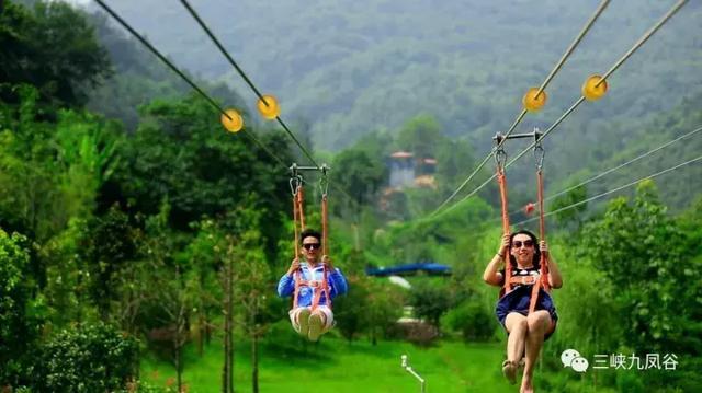 三峡九凤谷130米长玻璃桥等你来挑战！爱我，就抱我过去！哈哈……
