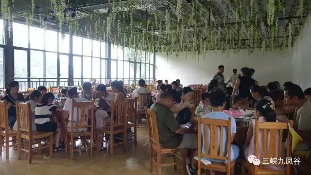 三峡九凤谷130米长玻璃桥等你来挑战！爱我，就抱我过去！哈哈……