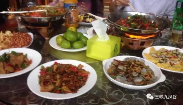 三峡九凤谷130米长玻璃桥等你来挑战！爱我，就抱我过去！哈哈……