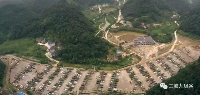 三峡九凤谷130米长玻璃桥等你来挑战！爱我，就抱我过去！哈哈……