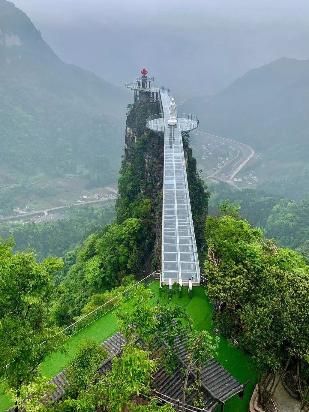 距长阳县城25公里,是按国家5a标准打造的大型旅游风景区