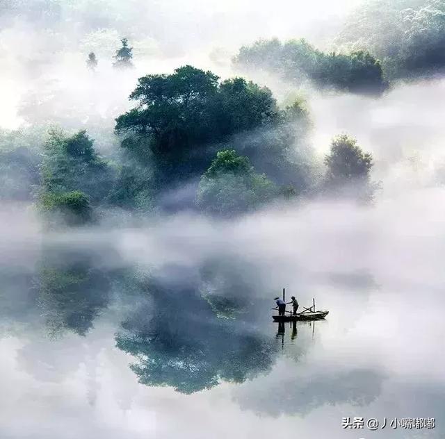 在青山间探索，在绿水间泛舟，多么美妙