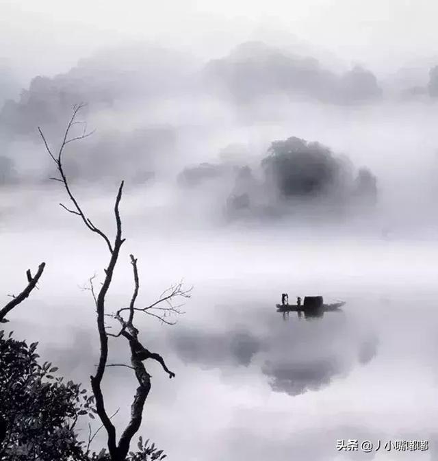 在青山间探索，在绿水间泛舟，多么美妙