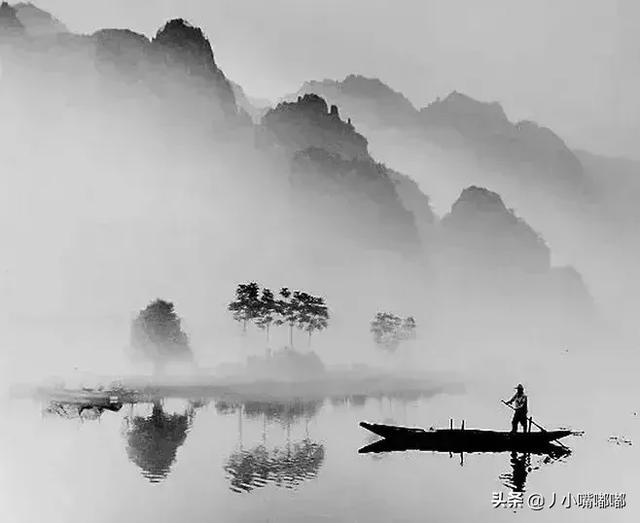 在青山间探索，在绿水间泛舟，多么美妙