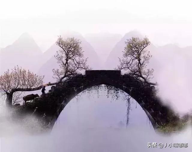 在青山间探索，在绿水间泛舟，多么美妙