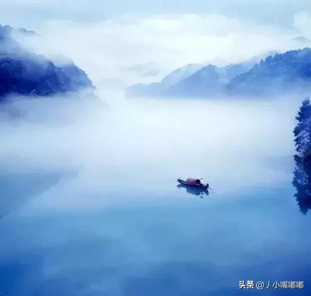 在青山间探索，在绿水间泛舟，多么美妙