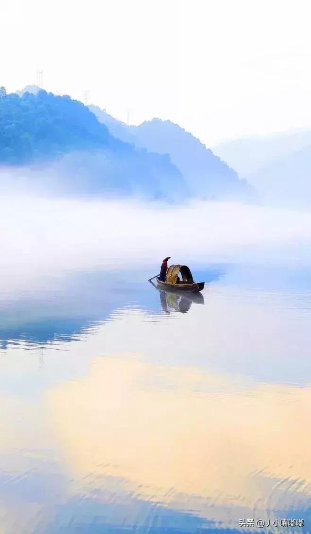 在青山间探索，在绿水间泛舟，多么美妙