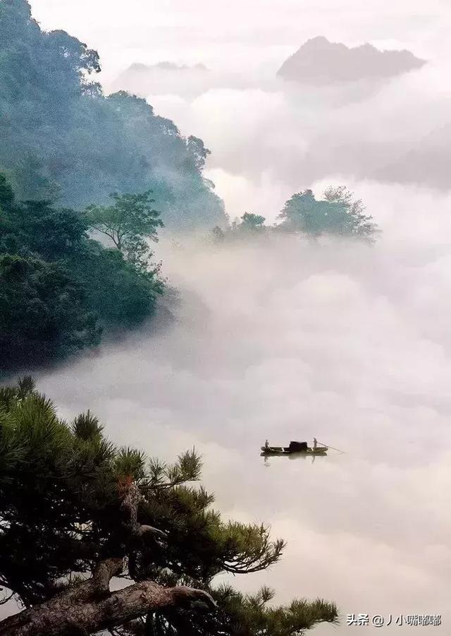在青山间探索，在绿水间泛舟，多么美妙