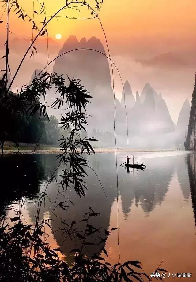 在青山间探索，在绿水间泛舟，多么美妙