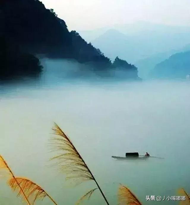 在青山间探索，在绿水间泛舟，多么美妙