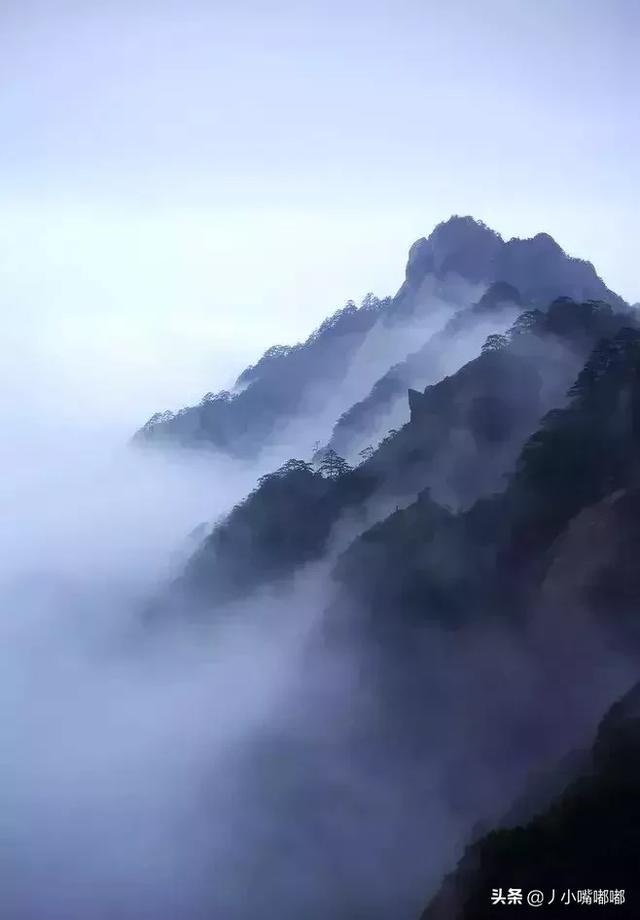 在青山间探索，在绿水间泛舟，多么美妙