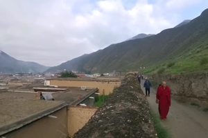 【视频】在甘南藏区所见的磕长头宗教习俗